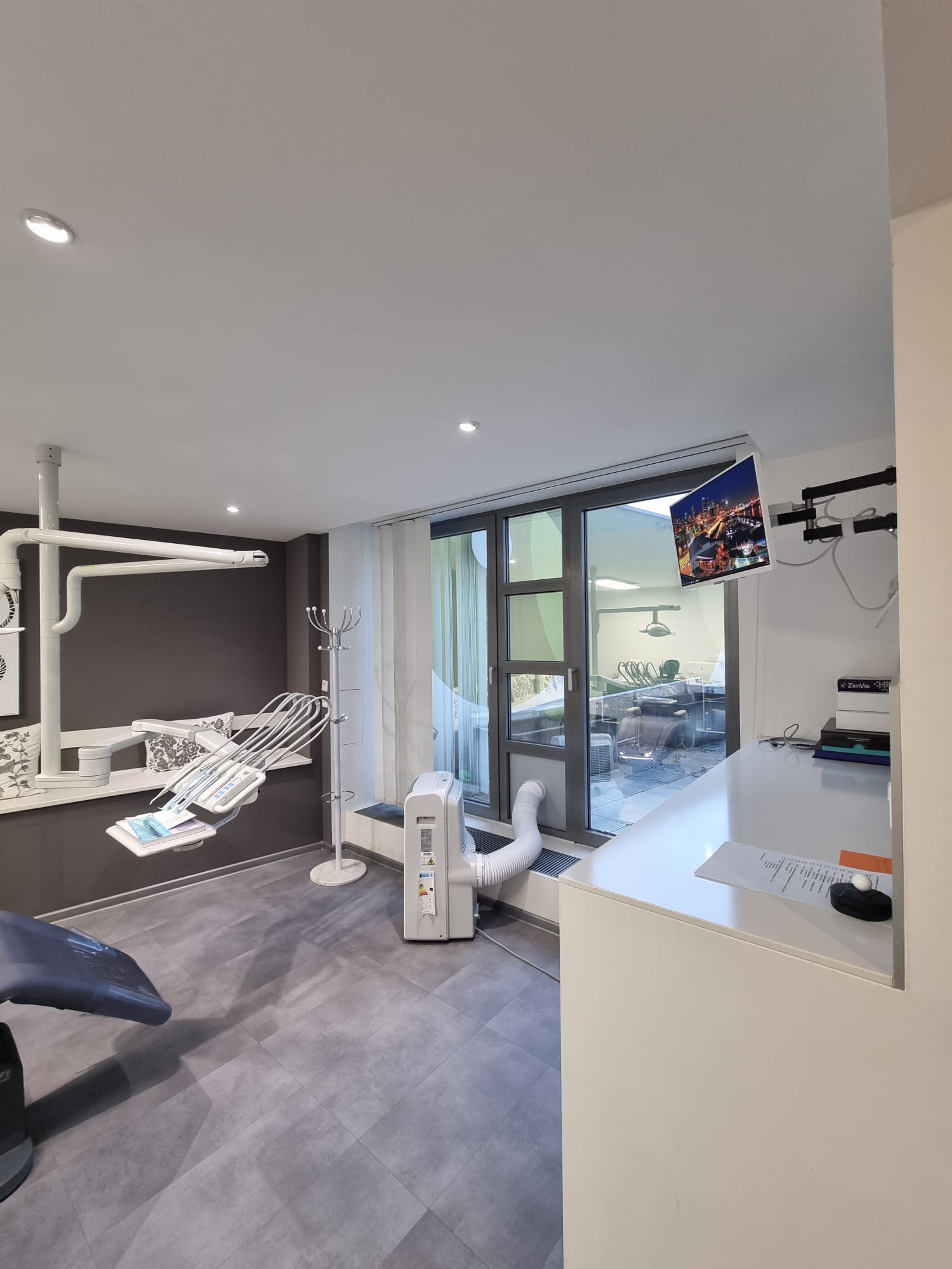 Photo / Illustration