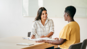 Entretien professionnel en secteur médical avec 2 professionnelles de santé