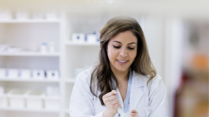 Photographie d'une pharmacienne travaillant au sein d'une officine